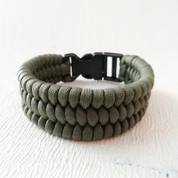 Amazon.com: The Friendly Swede Paracord Bracelet with Stainless Steel D  Shackle, Survival Bracelet, Paracord Bracelets For Men, Survival Bracelets  For Men - Adjustable Size - Army Green - Medium Fits 7-8